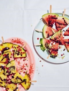 Fruit chocolate popsicles with pistachios