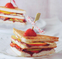 Fruit club sandwiches with Nutella