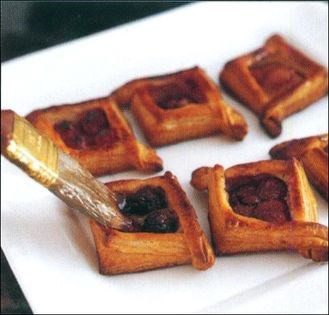 Fruit-hazelnut puff pastry tartlets
