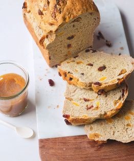 Fruit loaf with apple butter