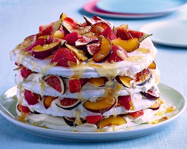 Fruit meringue gâteau