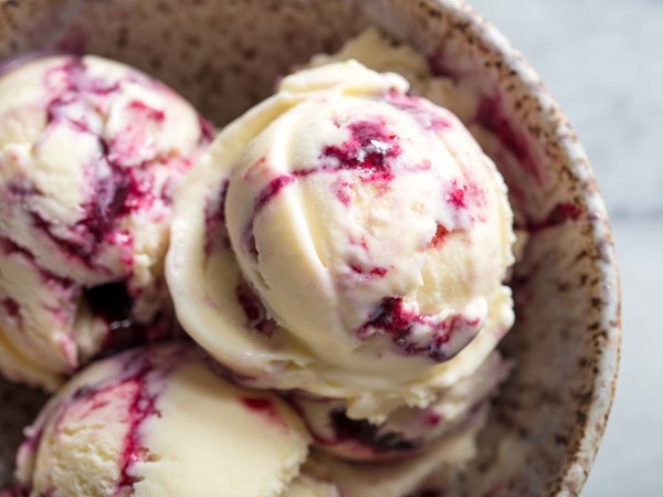Fruit syrup for swirled ice cream