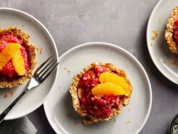 Fruit tartlets with raw date and nut crust