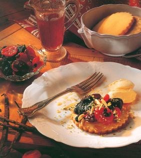 Fruit tarts with vanilla syrup