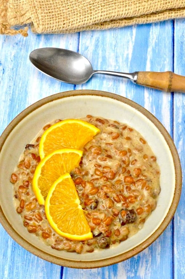 Frumenty (Wholegrain wheat porridge with raisins, honey, spices and cream)