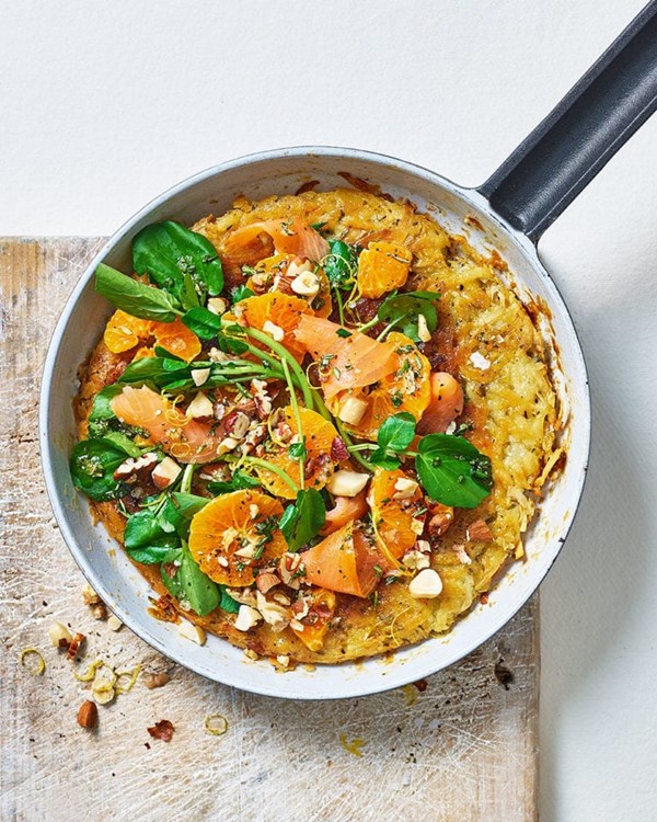 Frying pan rösti with smoked salmon and clementine salad
