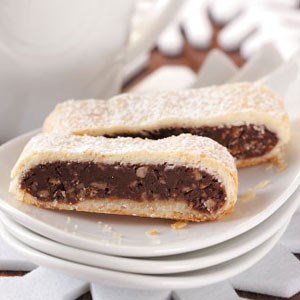 Fudge-filled dessert strips