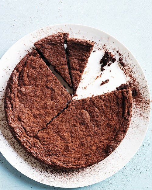 Fudgy brownie cake