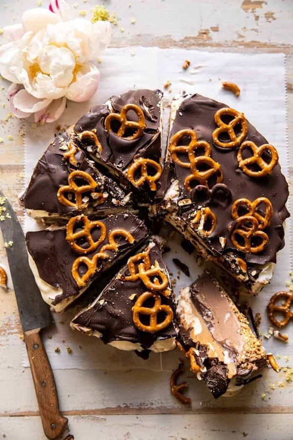 Fudgy chocolate peanut butter ice cream pretzel cake (+ easy homemade fudge sauce)