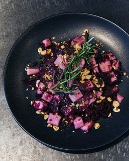 Full-flavored red cabbage with pears & hazelnuts