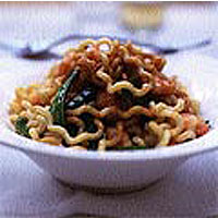 Fusilli lunghi with mangetout and prawns in chilli oil