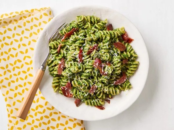 Fusilli with arugula pesto and crispy pancetta