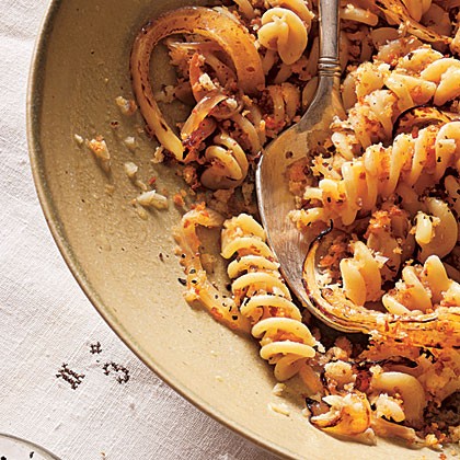Fusilli with caramelized spring onions and white wine