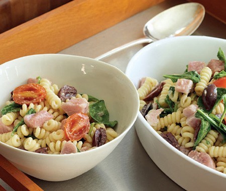 Fusilli with cherry tomatoes and tuna