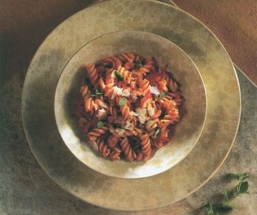 Fusilli with mozzarella and tomato sauce (Fusilli col sugo di pomodoro alla Vesuviana)