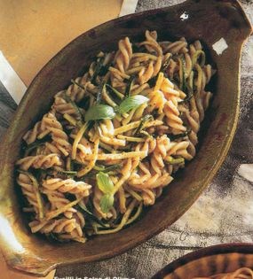 Fusilli with olive paste and raw courgettes (Fusilli in salsa di olive e zucchine)
