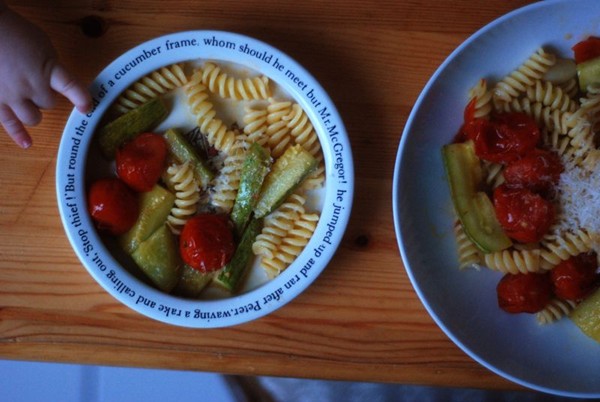 Fusilli with oven-roasted tomatoes and zucchini for mother and child