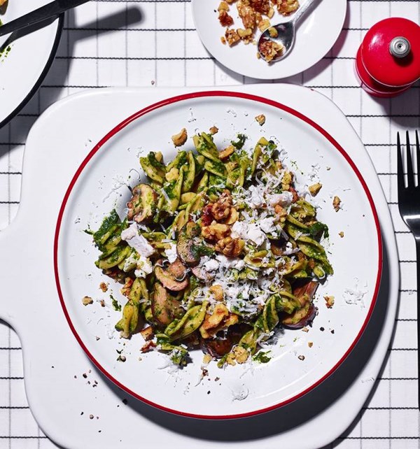 Fusilli with spinach, mushrooms and goats' cheese