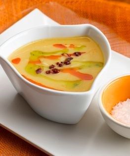 Garbanzo cream with ham cracklings (Crema de garbanzos con jamón crujiente)
