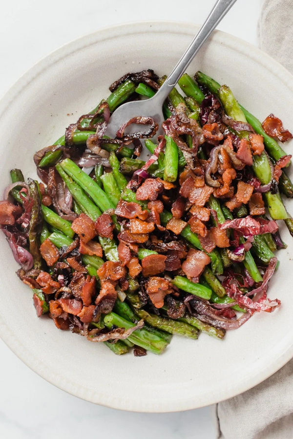 Garden green beans with bacon