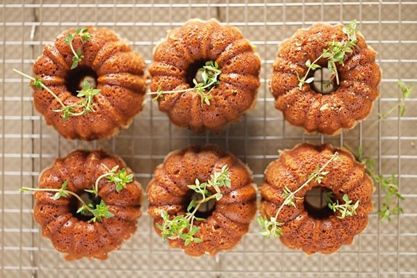 Garden olive oil cakes