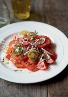 Garden tomato and onion salad (Salade de tomates aux oignons)