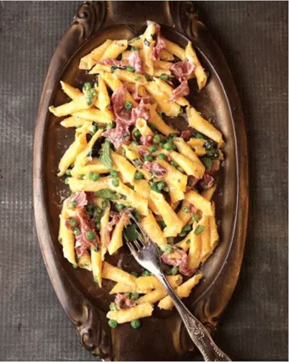Garganelli with peas and prosciutto