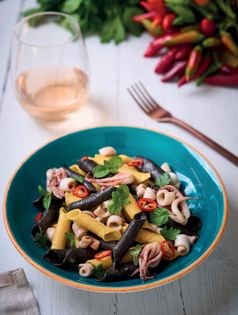 Garganelli with squid ink and saffron (Garganelli con calamari e zafferano)