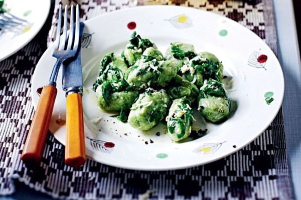 Garlic & spinach gnocchi with lemon and pecorino