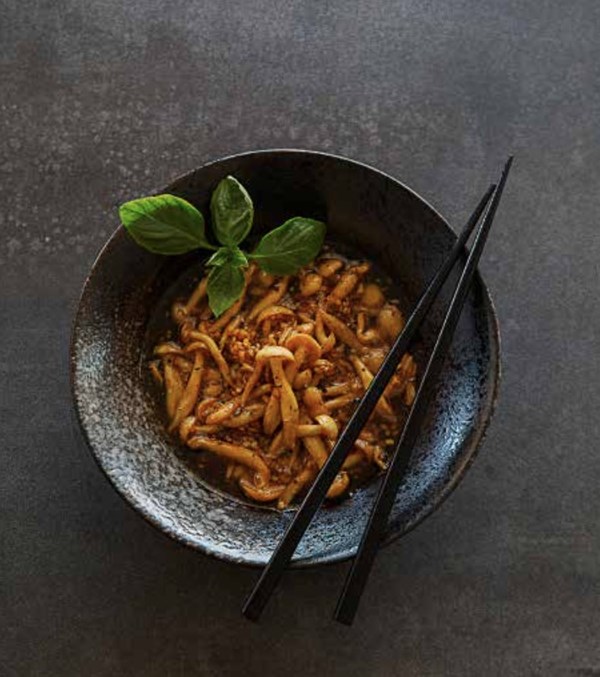 Garlic and pepper hon-shimeji mushrooms