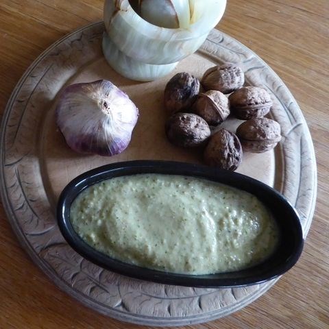 Garlic and walnut sauce (L'aillade Toulousaine)