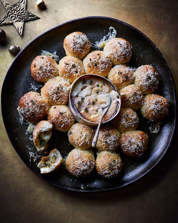 Garlic bread and melty baked cheese wreath 