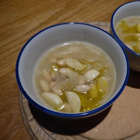 Garlic broth (La soupe à l'ail)