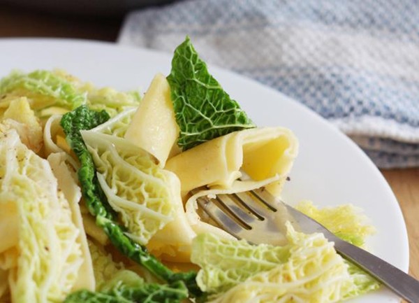 Garlic butter noodles with cabbage (Halusky)