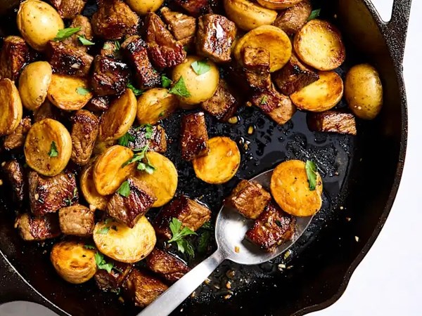 Garlic butter steak bites with crispy potatoes