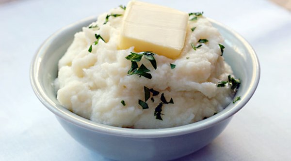 Garlic-cauliflower "mashed potatoes"