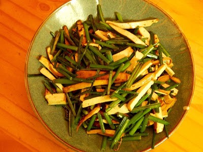 Garlic chive flowers with pressed bean curd (Jĭucàihuā chǎo dòufŭgān / 韭菜花炒豆腐乾)