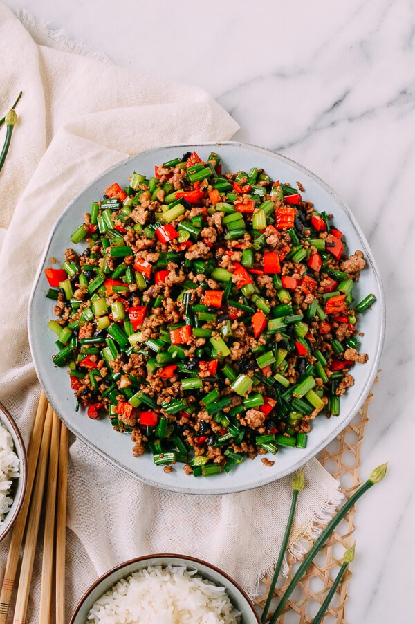Garlic chive stir fry with pork (Cang ying tou / 苍蝇头)