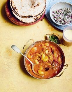 Garlic clove curry (Sudu lunu hodi)