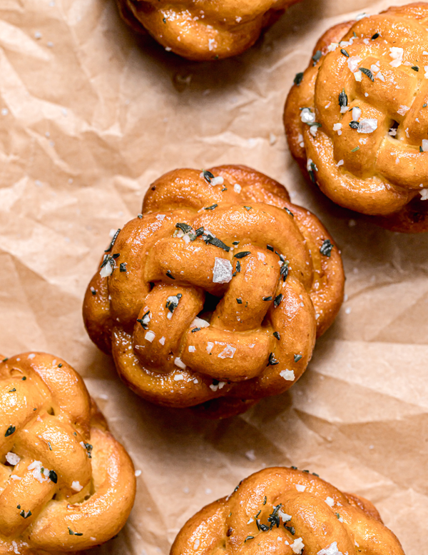 Garlic-herb brioche knots