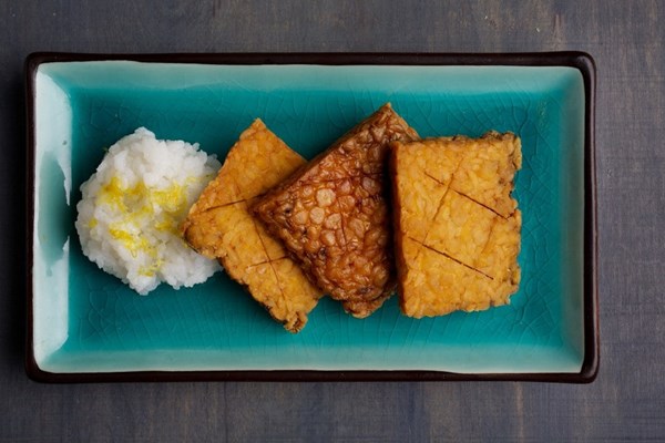 Garlic-marinated and fried tempeh