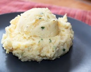 Garlic mashed potatoes with sour cream and chives