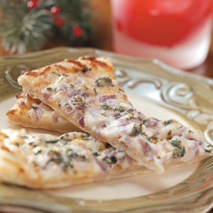 Garlic-onion pizza wedges
