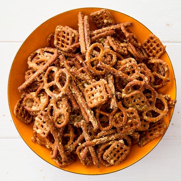 Garlic-Parmesan pretzel mix
