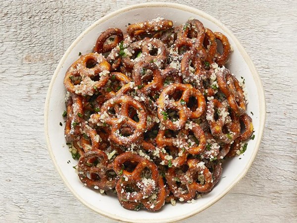 Garlic-Parmesan pretzels 