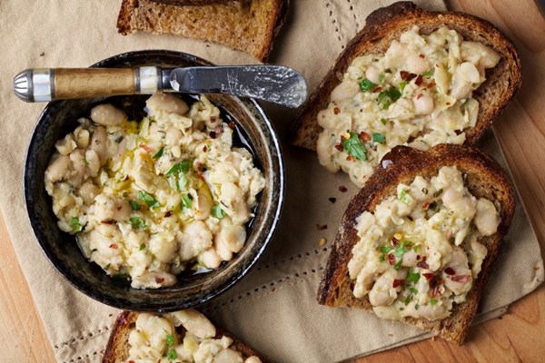 Garlic-rosemary white bean toasts