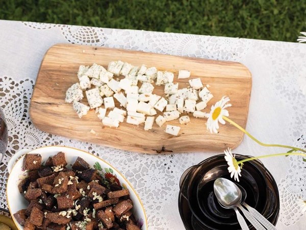 Garlic rye croutons