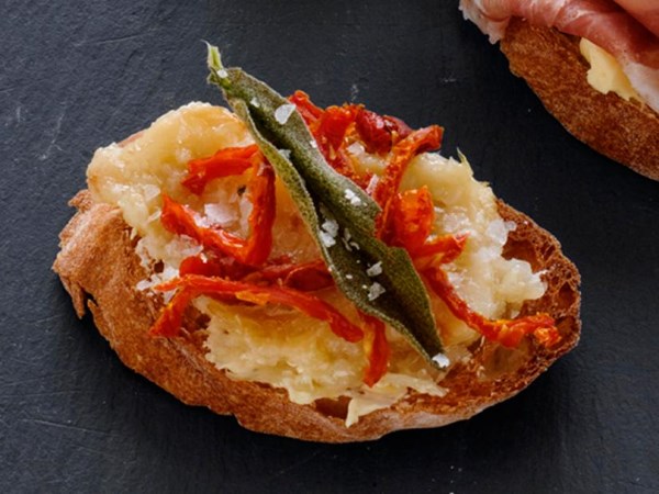 Garlic-sun-dried tomato bruschetta