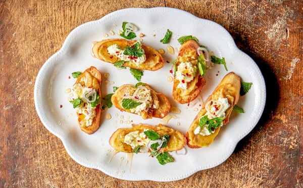 Garlic toasts with goat cheese and herb salad