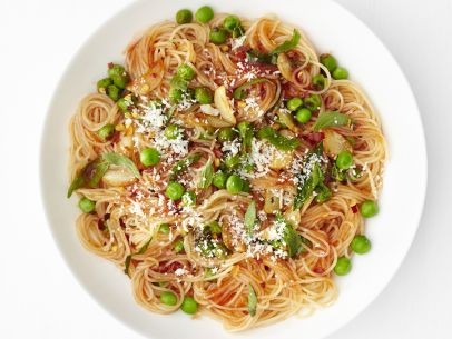 Garlic-tomato pasta with peas